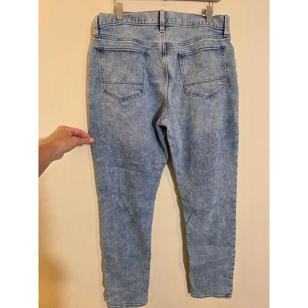 Banana Republic Mens Travel Jean Athletic Fit Light Stone Wash 33x30 411326-00